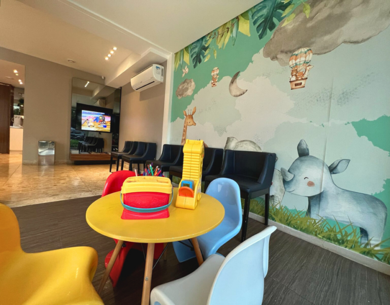 Sala de espera com área infantil